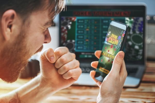 Antarmuka aplikasi mobile boscuan77 menampilkan menu utama dengan opsi taruhan sepak bola, live-dealer casino, dan slot games